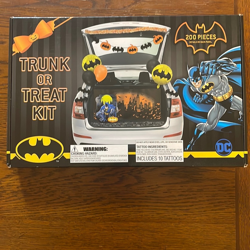 New Batman trunk or treat kit 200 pieces
